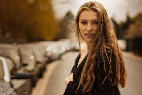 Обои на рабочий стол Девушка с длинными волосами на улице города, by Violetta & Stefan Ritter Photography