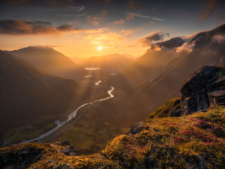 Обои на рабочий стол Закат солнца между горами на Romsdalen, Norway / Ромсдален, Норвегия, by Ole Henrik Skjelstad