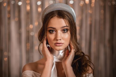 Обои на рабочий стол Симпатичная модель Юля держит руки у лица. Фотограф Васильев Владимир