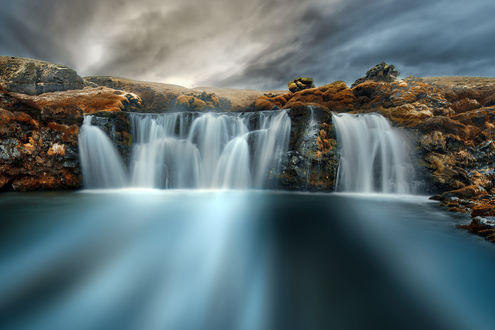 Обои на рабочий стол Водопад на фоне облачного неба, by Robert Didierjean