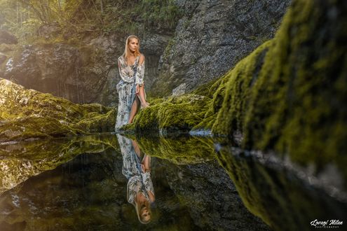 Обои на рабочий стол Девушка-блондинка Rebeka сидит у воды, фотограф Lovagi Milаn