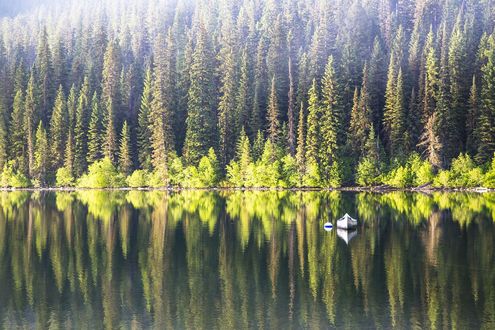 Обои на рабочий стол Лодка на воде, в которой отражается лес на берегу. by skeeze