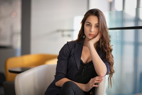 Обои на рабочий стол Девушка Марина сидит на кресле, фотограф W Darius