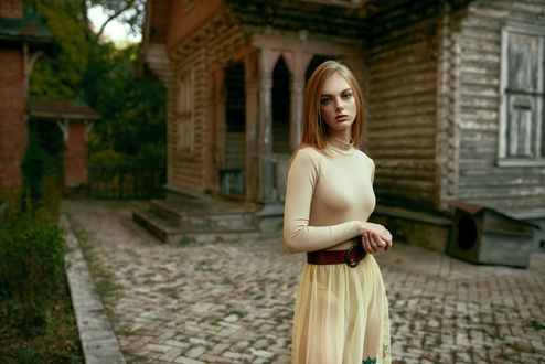Обои на рабочий стол Девушка стоит на фоне дома, фотограф Maks Kuzin