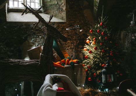 Обои на рабочий стол Новогодняя елка, украшенная яркими шараме в комнате, by Annie Spratt