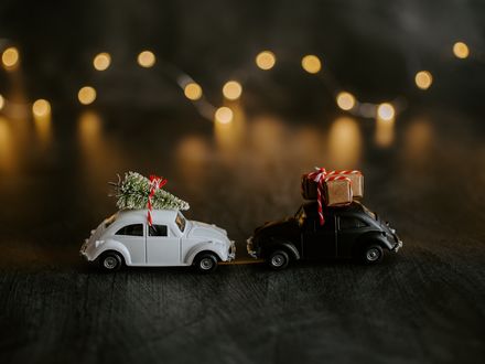 Обои на рабочий стол Два игрушечных авто с елкой и подарками