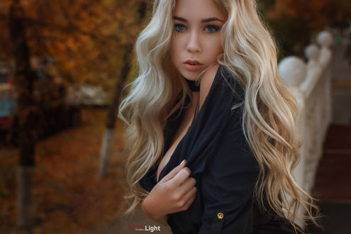 Обои на рабочий стол Девушка - блондинка с длинными волосами. Фотограф Alexander Drobkov