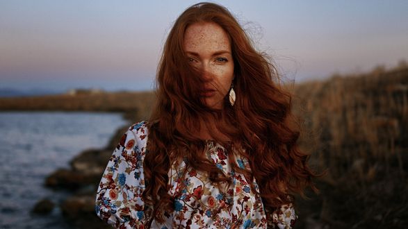 Обои на рабочий стол Фотомодель Оксана Бутовская стоит на фоне природы, фотограф Georgy Chernyadyev