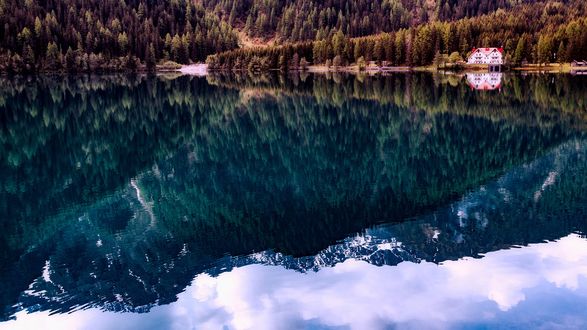 Обои на рабочий стол Лес, дом, небо с облаками в отражение воды озера, by 12019
