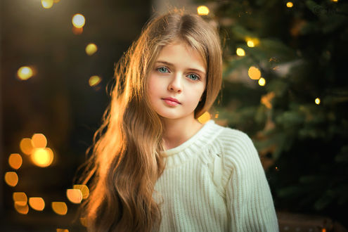 Обои на рабочий стол Милая девочка Ангелина на фоне сияющей елки, фотограф Olga Boyko