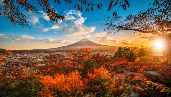 Обои на рабочий стол Вид на вулкан Фудзияма / Fujiyama в тихий осенний день, Япония / Japan, by Nuttawut Uttamaharach