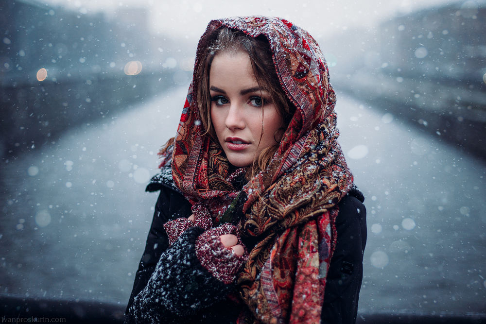 Обои для рабочего стола Модель Julia в цветастом платке под снегопадом, by Ivan Proskurin
