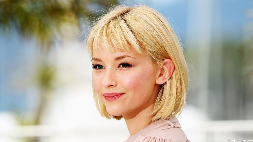 Обои для рабочего стола Актриса Haley Bennett / Хейли Беннетт на размытом фоне