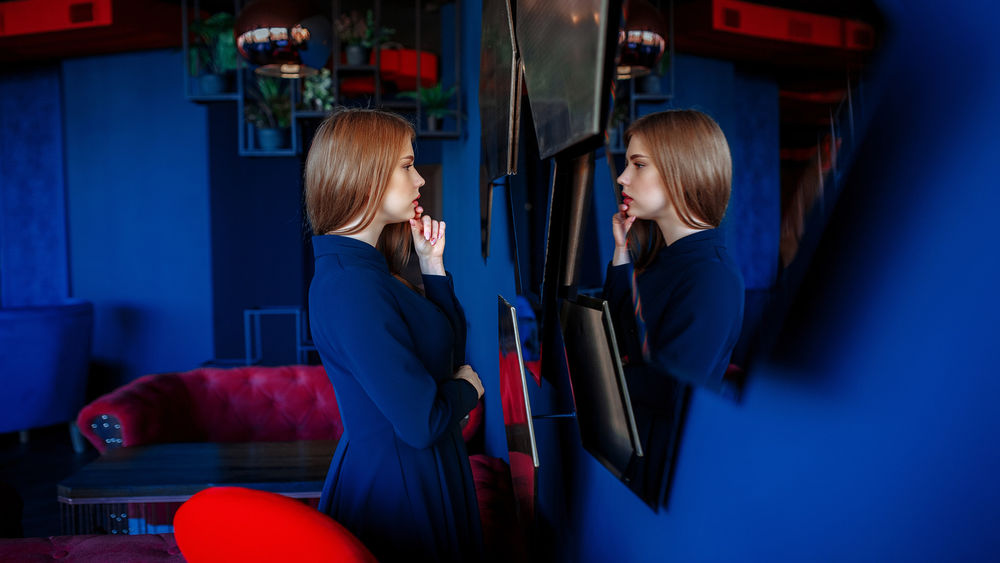 Обои для рабочего стола Модель Екатерина стоит перед зеркалом, by Andrey Metelkov