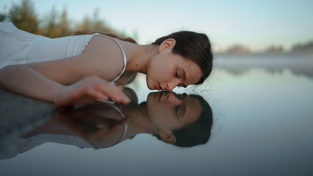 Обои для рабочего стола Модель Ксения Чапкаева и ее отражение в воде, фотограф Асхат Бардынов