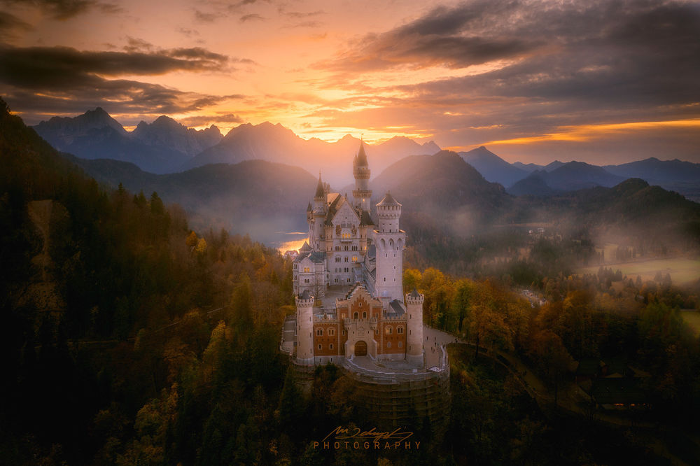 Обои для рабочего стола Fairytale castle Neuschwanstein / сказочный замок Нойшванштайн в окружении осенних деревьев, Germany / Германия, фотограф Michael by Michael