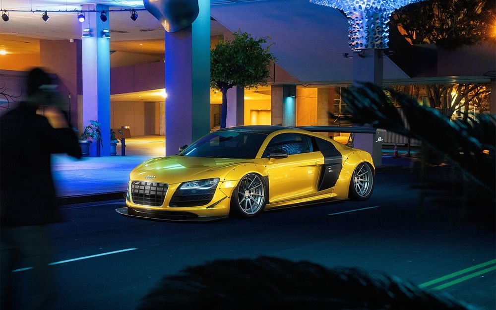 Обои для рабочего стола Золотисто-черный Audi R8 стоит у здания, by Sergey Poltavskiy