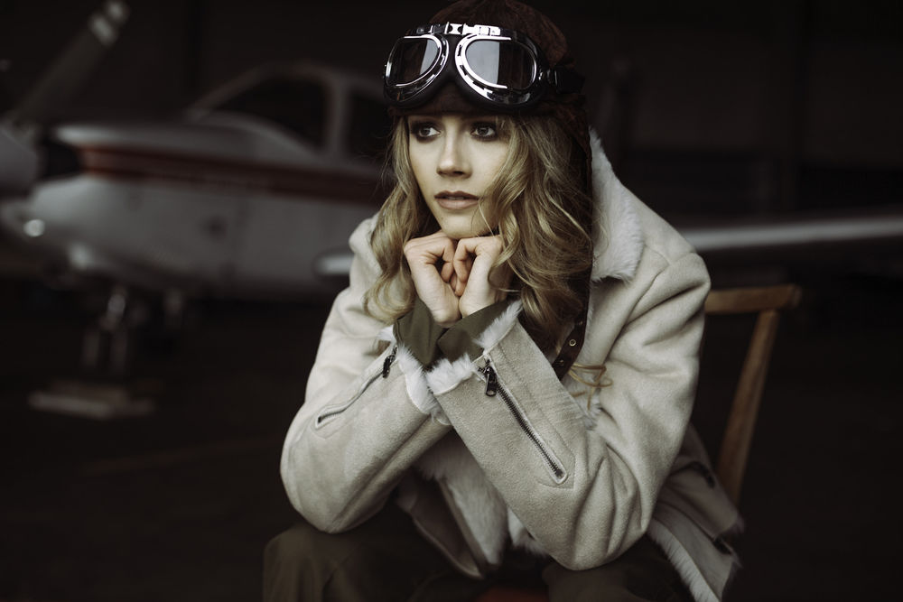 Обои для рабочего стола Модель Cessna V. в шлеме с очками на голове, by Anne Hoffmann