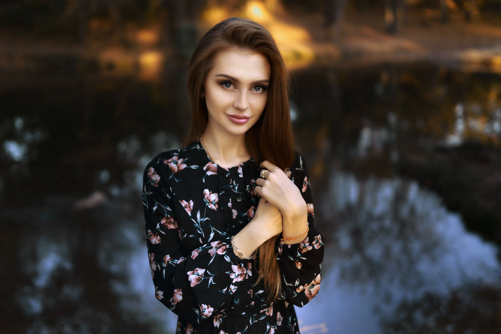 Обои для рабочего стола Милая модель Кристен стоит на размытом фоне природы, by Nikolay Novikov