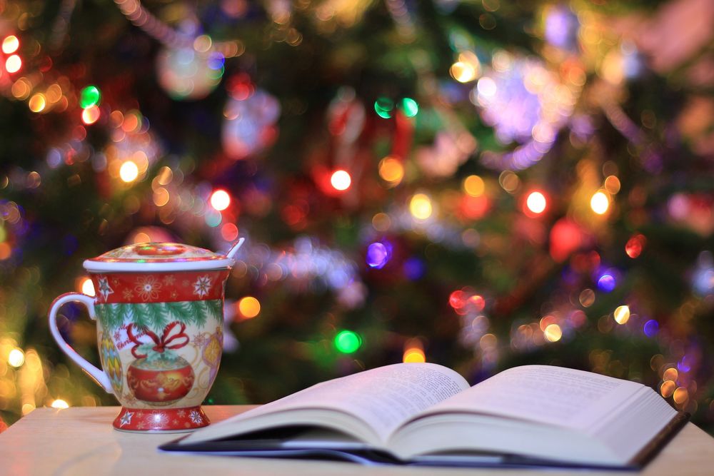 Обои для рабочего стола Чашка и открытая книга на фоне новогодней елки, by Andreea Radu
