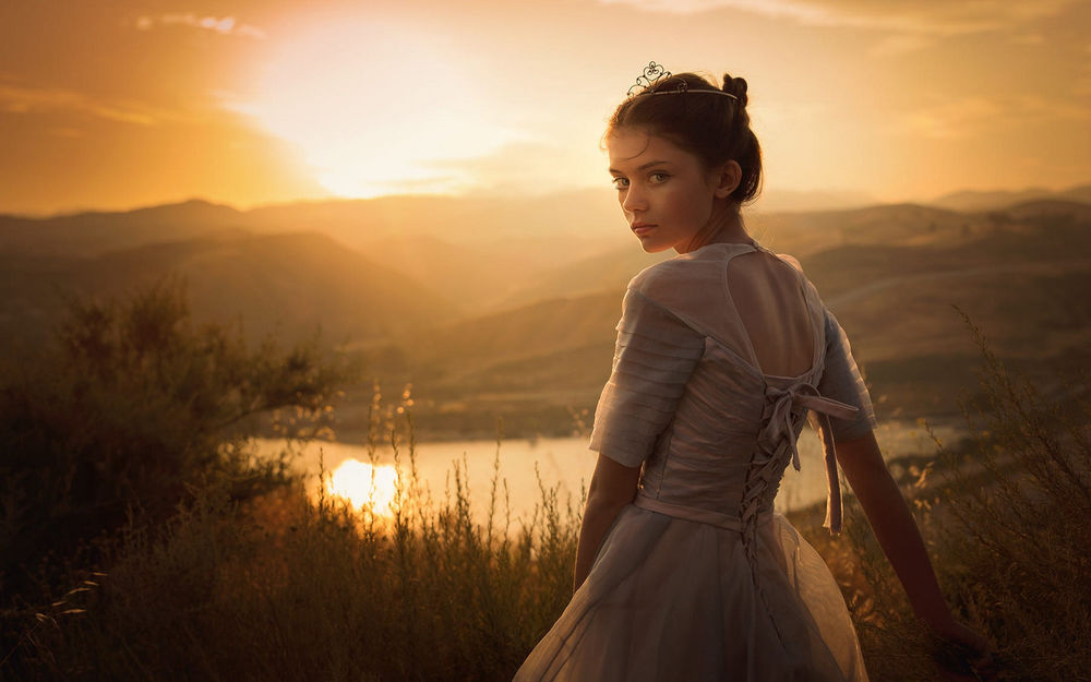 Обои для рабочего стола Девушка стоит на фоне заката, by Jessica Drossin