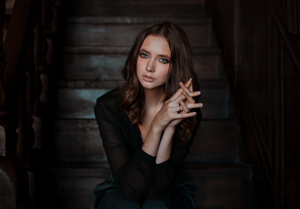 Обои для рабочего стола Модель Диша Шеметова сидит на ступеньках, фотограф Maxim Maximov
