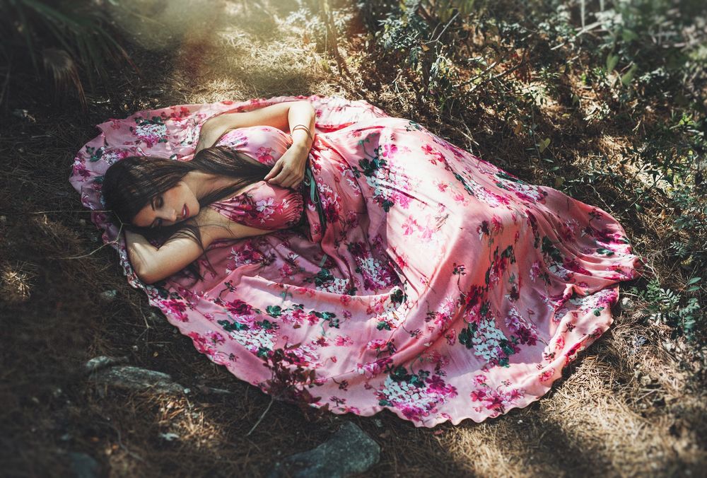 Обои для рабочего стола Модель Cris Comino лежит на земле, by Jayma javier