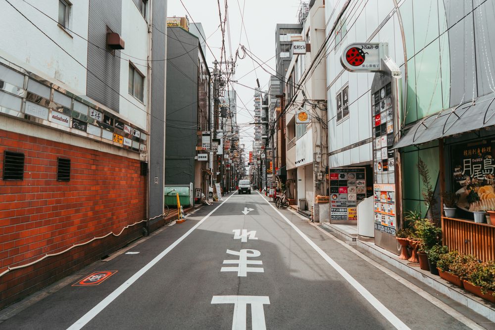 Обои для рабочего стола Безлюдная узкая улица город Осака, Япония / Osaka, Japan