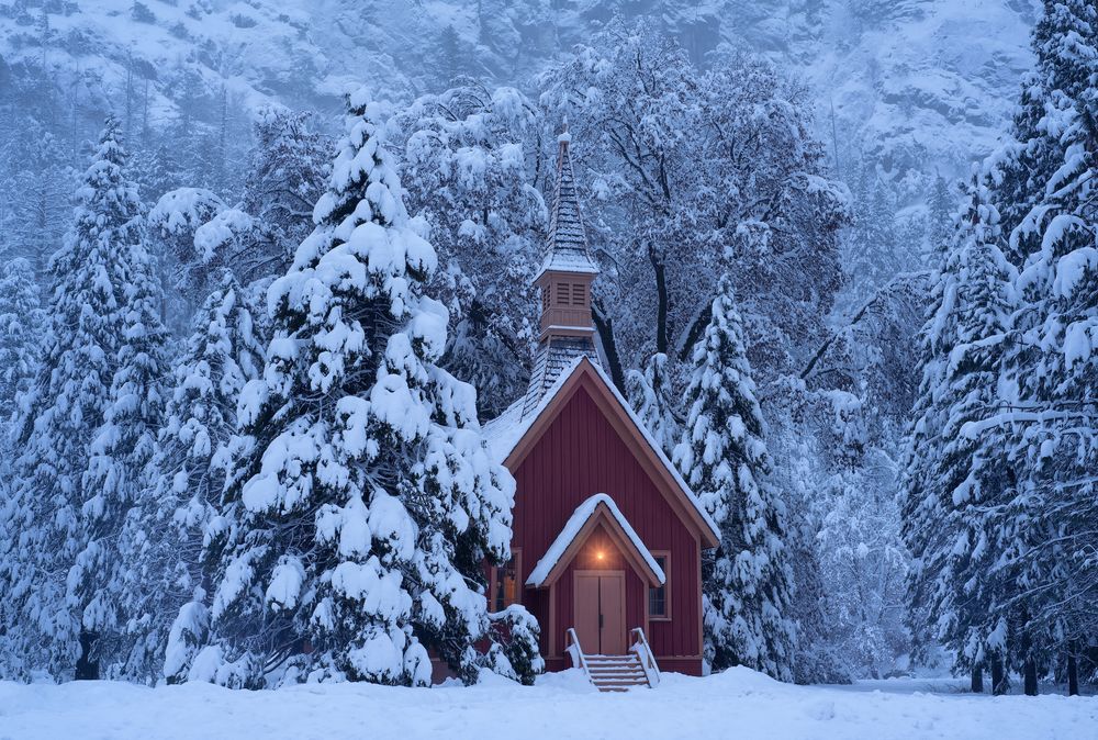 Обои для рабочего стола Домик перед зимними деревьями, Yosemite National Park, USA / Йосемитский национальный парк, США