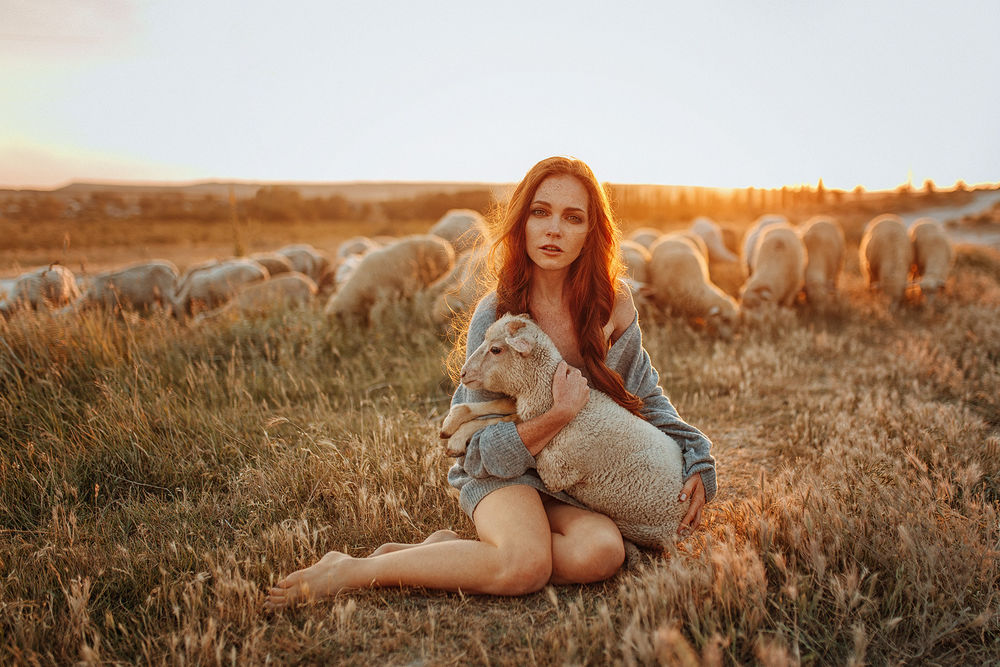 Обои для рабочего стола Модель Оксана с барашком на руках, by Evgeny Freyer