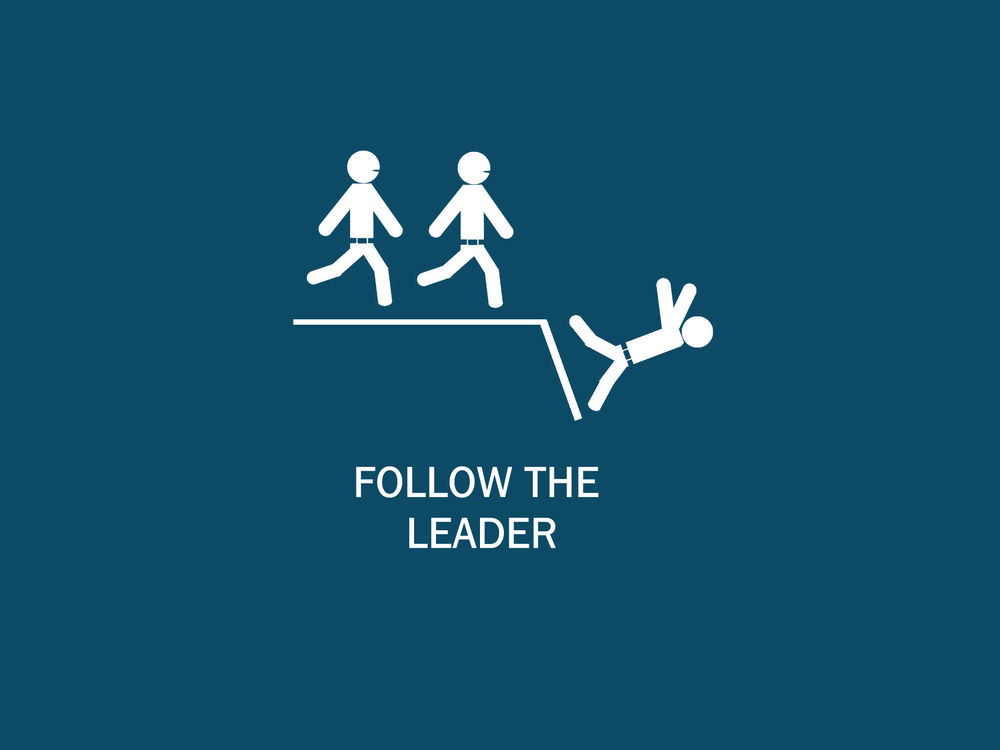 Обои для рабочего стола Схематические фигурки людей бегут к обрыву / Следуй за лидером / Follow the leader