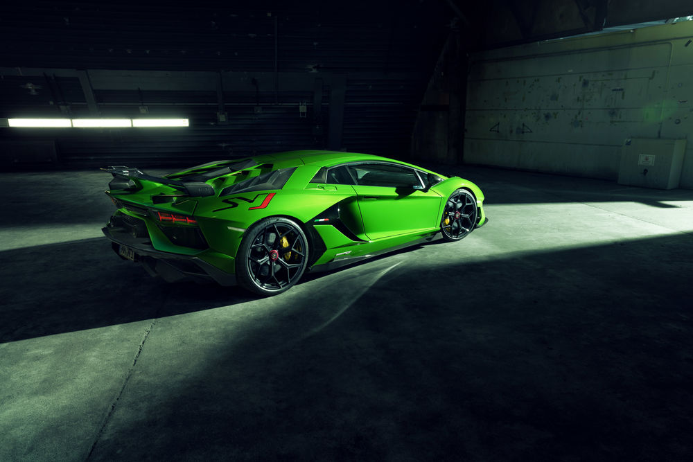Обои для рабочего стола Зеленый спорткар Lamborghini Aventador SVJ Novitec 2019 стоит в ангаре