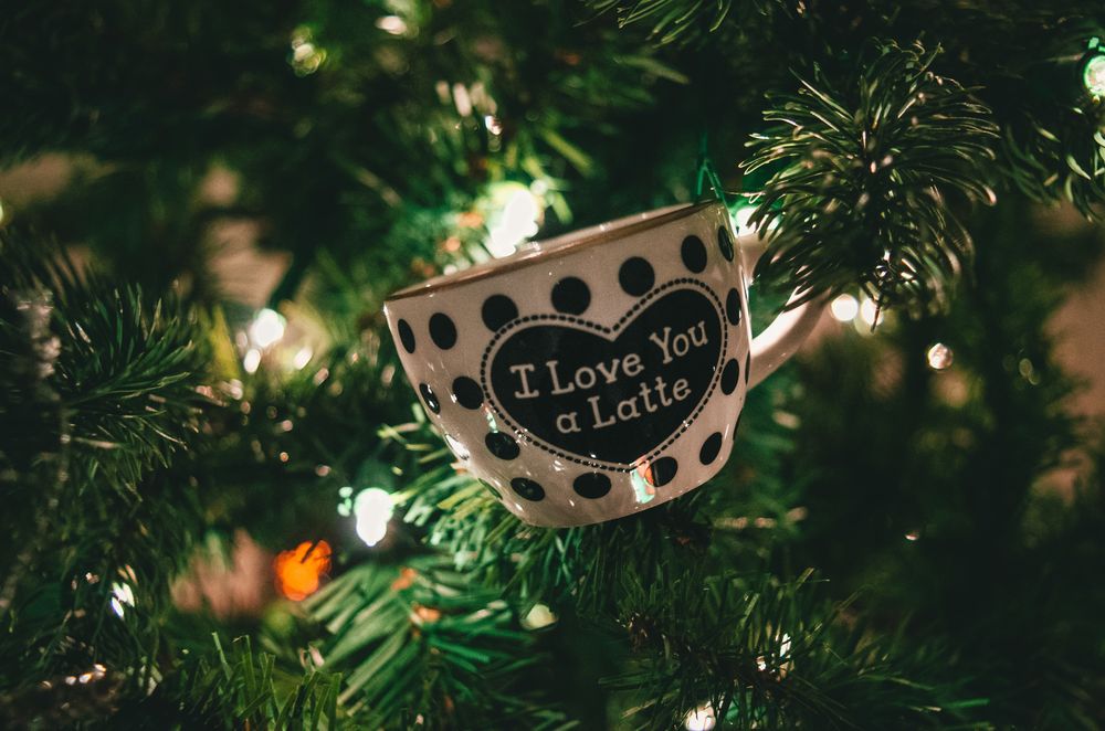 Обои для рабочего стола Чашка с надписью I love you a latte / я люблю латте на новогодней елке, by Jonathan Meyer