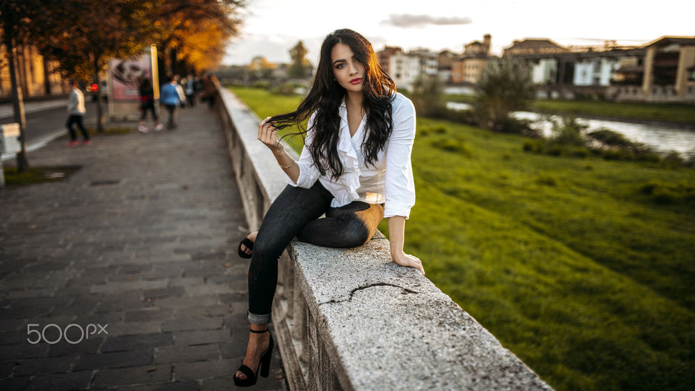 Обои для рабочего стола Девушка Carmen сидит на бетонном ограждении у тротуара, by Nicola Davide Furnari