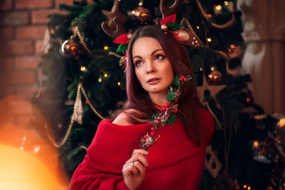 Обои для рабочего стола Девушка в красном стоит на фоне новогодней елки, by NarmeShade