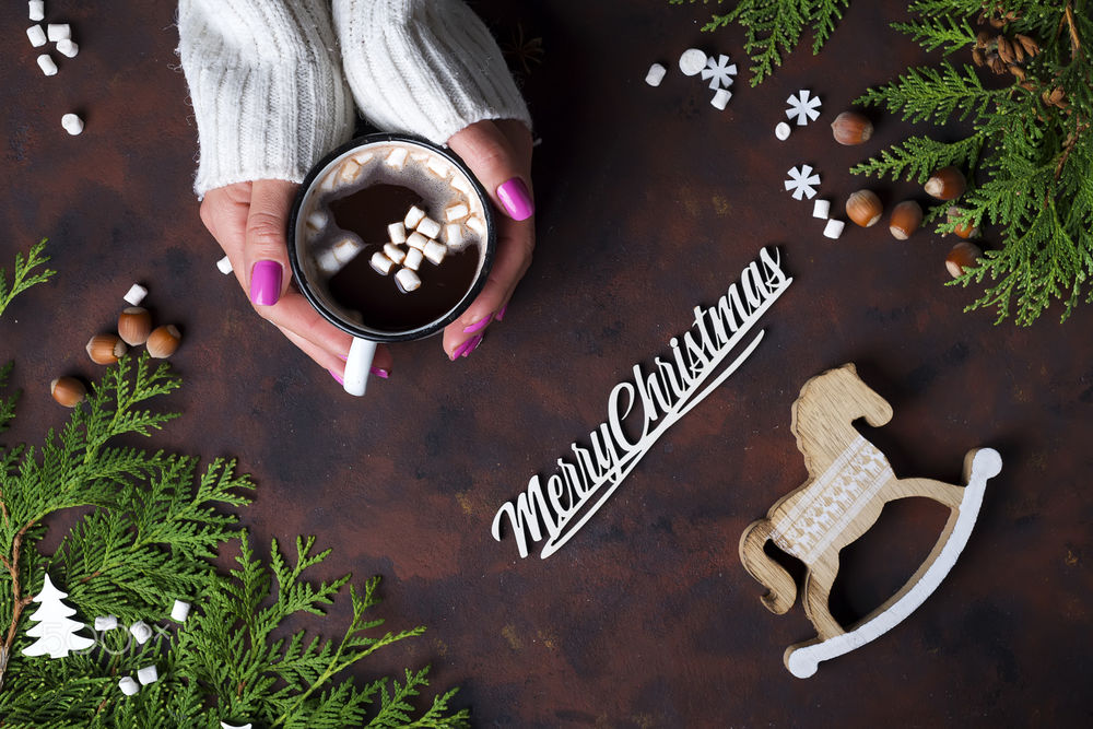 Обои для рабочего стола В руках девушки чашка кофе и надпись на фоне Merry Christmas / с рождеством, орехи и елочные ветки, by Yuliia Mazurkevych