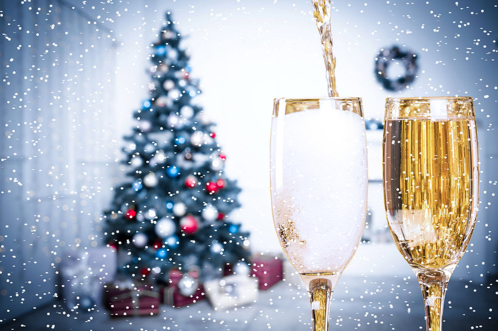 Обои для рабочего стола Бокалы с шампанским на фоне новогодней елки