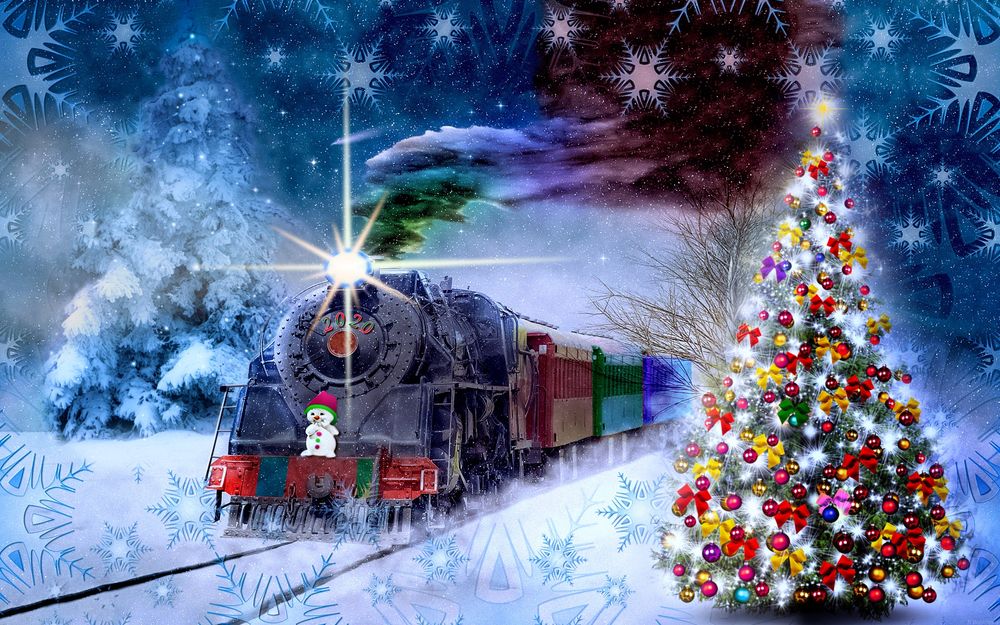 Обои для рабочего стола Поезд с снеговиком мчится вдоль новогодней елки