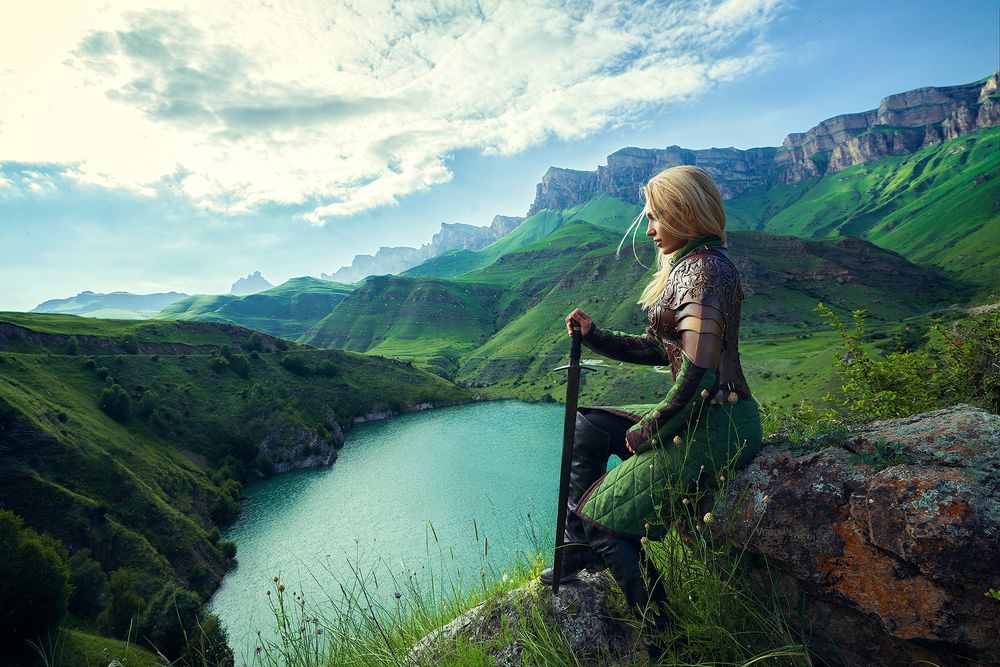 Обои для рабочего стола Девушка-рыцарь с мечом сидит на вершине холма с видом на озеро, by Дарья Verbena Лефлер