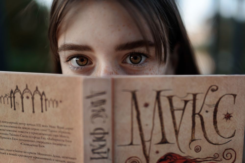 Обои для рабочего стола Девушка с открытой книгой
