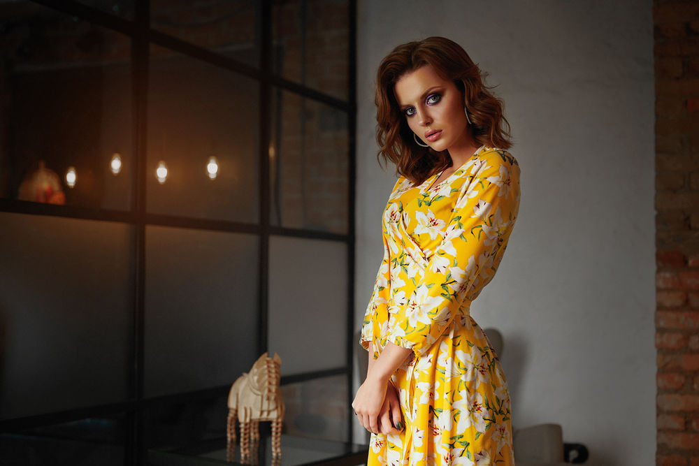 Обои для рабочего стола Mодель Леся в цветастом платье стоит в комнате, фотограф Sergey Yakubitskiy