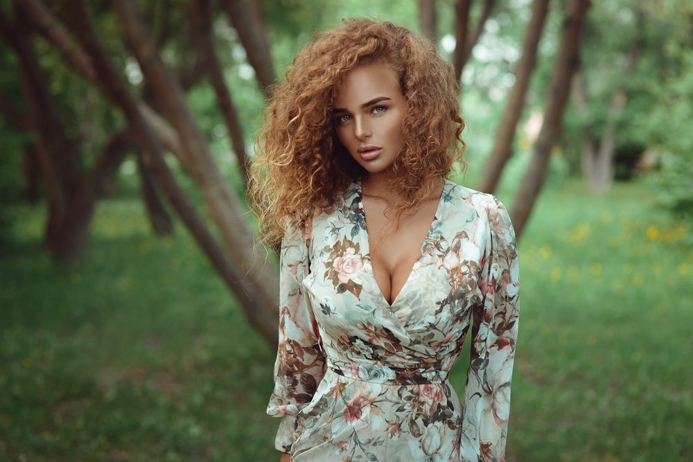 Обои для рабочего стола Модель Настя в платье стоит на фоне дерева, фотограф Sergey Yakubitsky