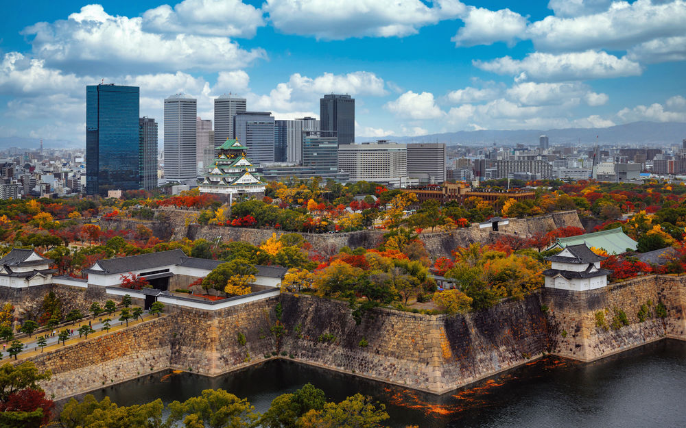 Обои для рабочего стола Осенний пейзаж вид сверху на замок с крепостной стеной, Осака / Osaka, Япония / Japan