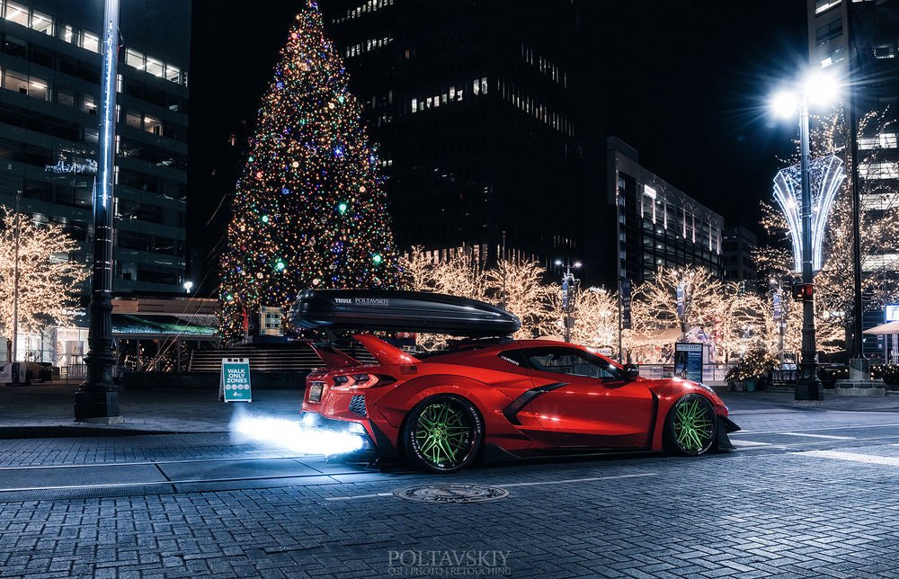 Обои для рабочего стола Красный Chevrolet Corvette C8 в вечернем городе на Рождество, by Sergey Poltavskiy
