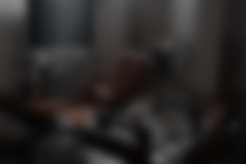 Обои на рабочий стол Девушка позирует на столе, стоя на четвереньках, фотограф Anton Vladimirovich