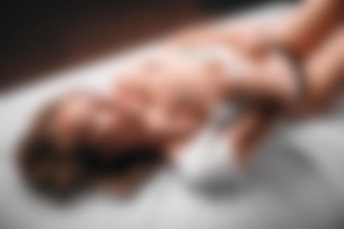 Обои для рабочего стола Девушка позирует на постели, фотограф Anton Vladimirovich