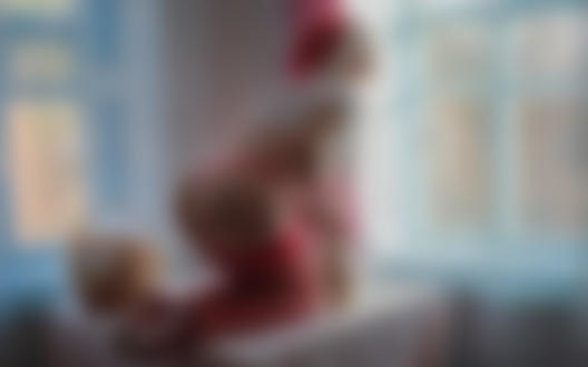 Обои на рабочий стол Девушка в образе снегурочки стоит на коленках у окна, фотограф Галина Павличенко