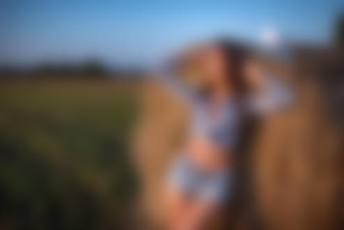 Обои на рабочий стол Модель Лиза в шляпе, клетчатой рубашке и шортах стоит у стога сена, фотограф Sergey Kalabushkin