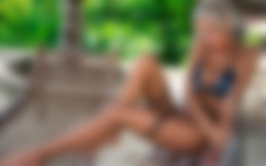Обои на рабочий стол Модель Катерина Ширяева сидит на лавочке, фотограф Федор Шмидт