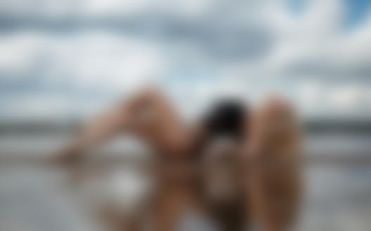 Обои на рабочий стол Девушка позирует на берегу на фоне облачного неба, фотограф Артем Соловьев